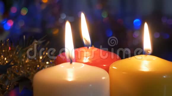 新年蜡烛和圣诞装饰品有彩色灯光的模糊背景摄像机从视频的预览图
