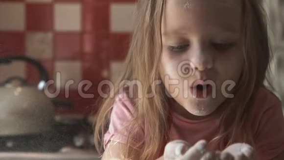 小女孩在厨房里吹面粉视频的预览图