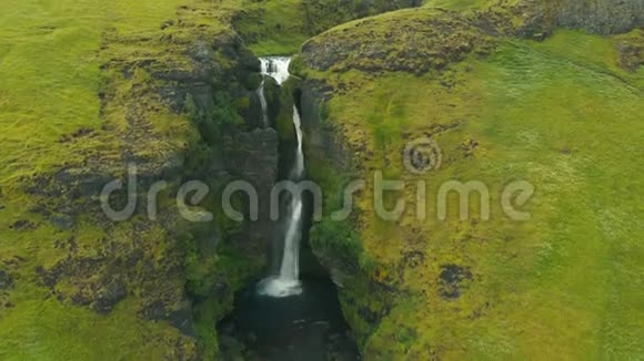 冰岛瀑布的夏季空中景观视频的预览图