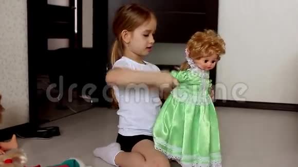 可爱的小女孩在娃娃家玩视频的预览图