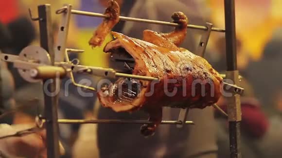 街头厨师在明火中烤猪不卫生街头食品不健康膳食视频的预览图