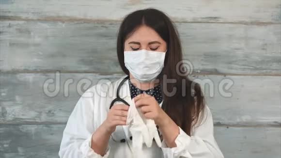 女医生在体检前戴上手套视频的预览图