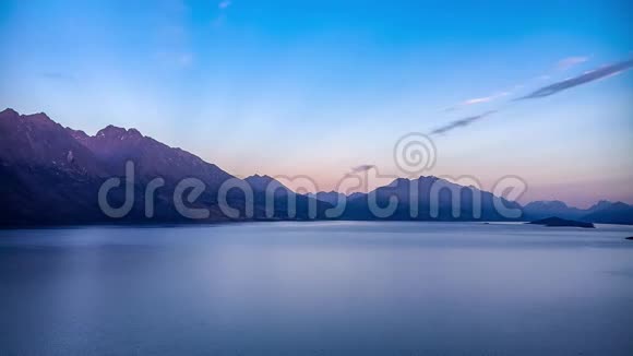 新西兰瓦卡蒂普湖的惊人日出视频的预览图