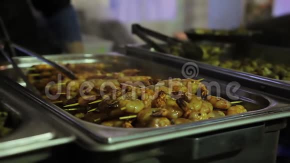 地中海美食在棍子上烤虾令人难以忍受的街头美食视频的预览图
