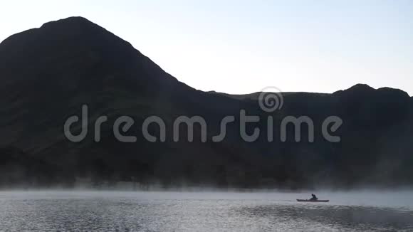 日出前在巴特米尔湖划船视频的预览图