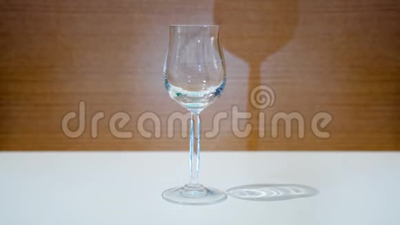 蓝色液体充满了优雅的玻璃杯视频的预览图