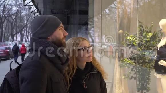 浪漫的情侣在圣诞节一起购物视频的预览图
