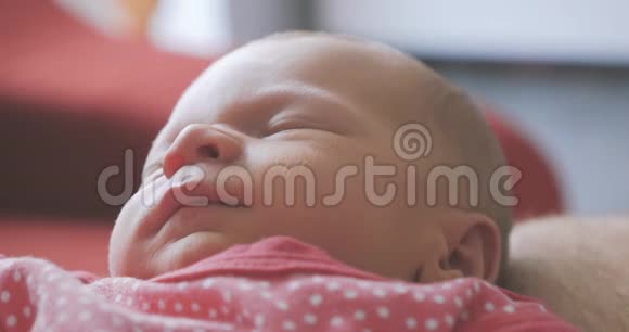 新生儿睡在父亲腿上视频的预览图