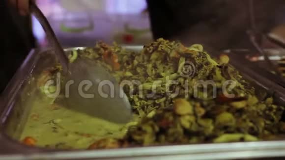 海鲜鸡尾酒用烤虾做传统菜街头食品视频的预览图