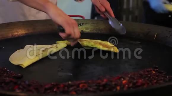 东方美食男性厨师准备美味但不健康的饭菜街头食品视频的预览图