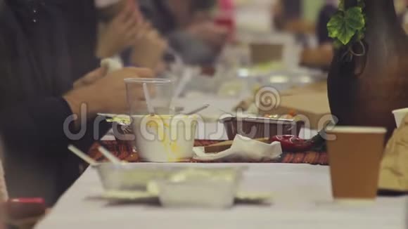 慈善宴会人们吃和享受美味的饭菜帮助无家可归者视频的预览图