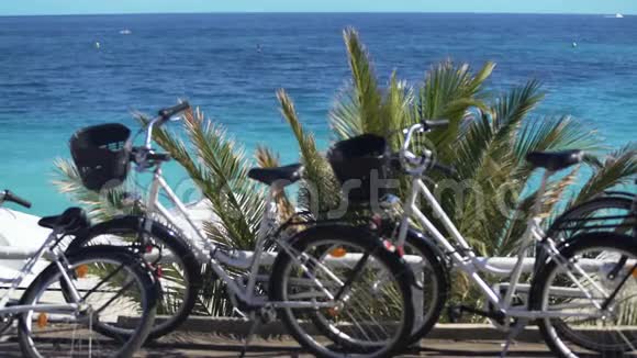舒适的自行车供您积极休息环游度假小镇美丽的海景视频的预览图