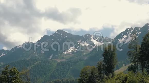 山地景观美丽的白云映衬着高山和蓝天视频的预览图