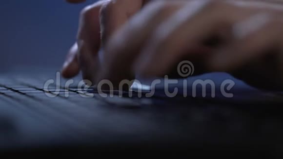 男性手指在笔记本电脑键盘上打字记者晚上写文章视频的预览图