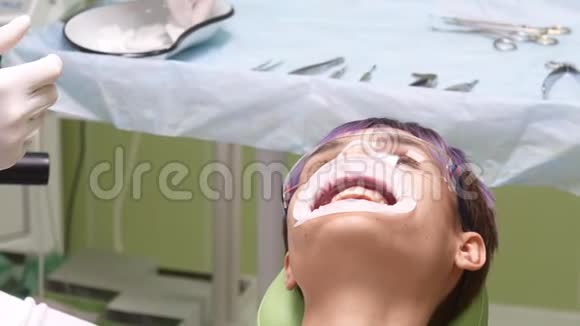 牙医检查病人手术前的年轻女子视频的预览图