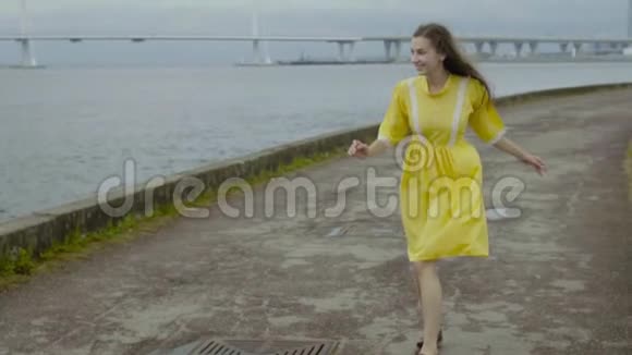 快乐的女孩和男孩在一个码头上跳着复古的风格有很多雨水池视频的预览图