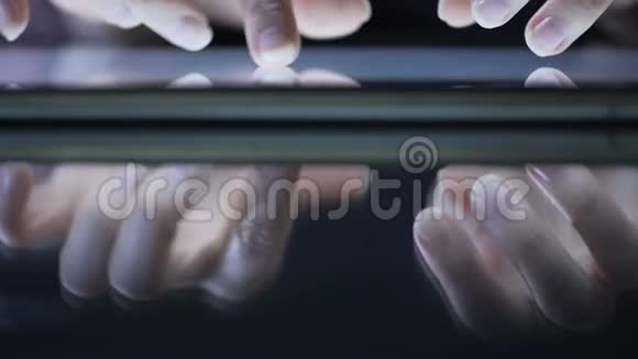 使用现代平板电脑打字信息缩放文件的女性手视频的预览图