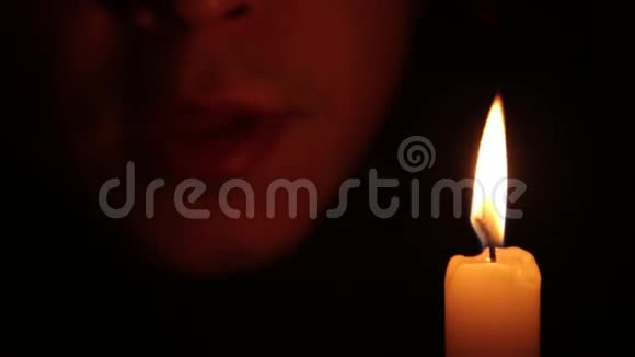 脸和蜡烛低语咒语视频的预览图
