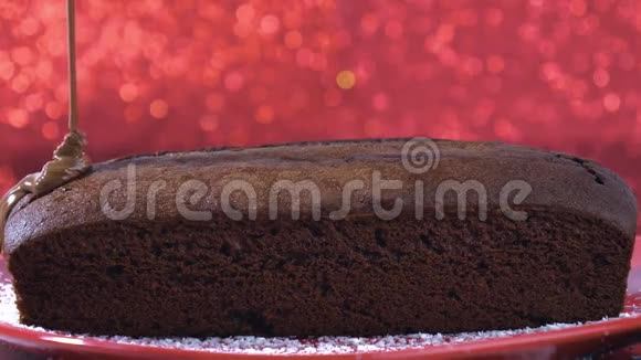 红底巧克力蛋糕上的热巧克力视频的预览图