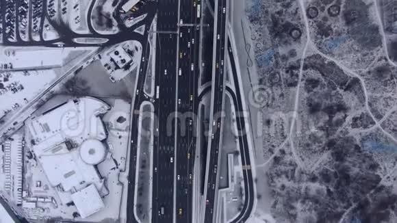 无人驾驶飞机飞越云层跟踪莫斯科高速公路上行驶的汽车视频的预览图