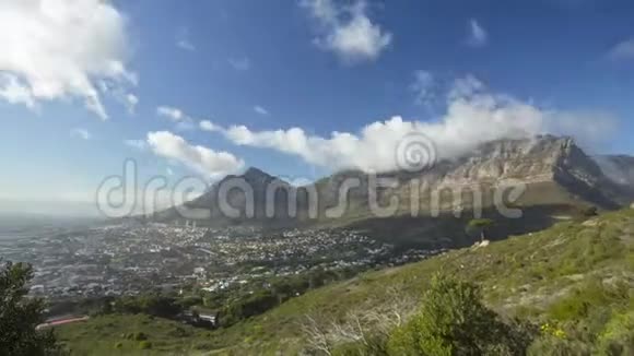 南非开普敦桌山的时间推移视频云层通过视频的预览图
