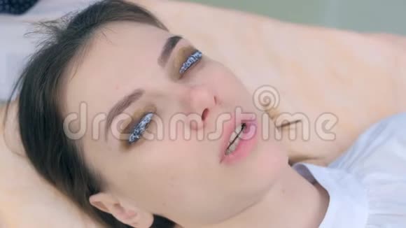 女人用溶液层压睫毛提睫毛程序视频的预览图
