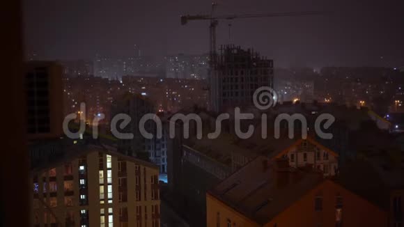 夜幕降临时的城市高层建筑窗户的灯视频的预览图