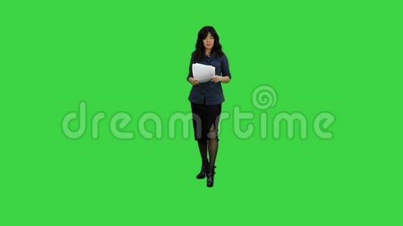 愤怒的年轻女商人在绿色屏幕上撕纸Chroma键视频的预览图