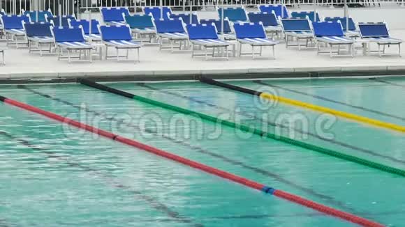 游泳池内干净的蓝色水有运动轨迹运动俱乐部健康的生活方式视频的预览图