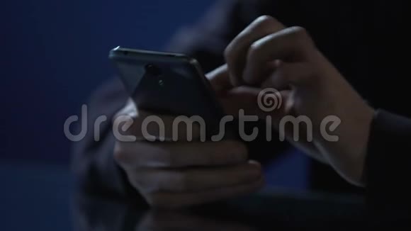 孤独男人的手在智能手机上滚动图片使用移动约会应用程序视频的预览图