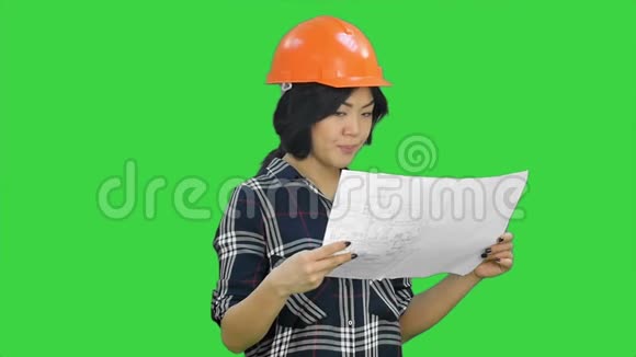 美丽的亚洲女人笑着在绿色屏幕上扔文件Chroma键视频的预览图
