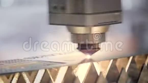 切割金属火花从激光上飞来带有火花的工业激光切割机编程机器人的头部与视频的预览图