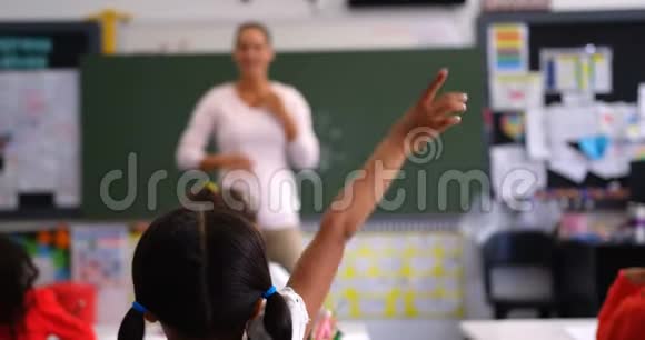 女生在教室举手的后视图视频的预览图