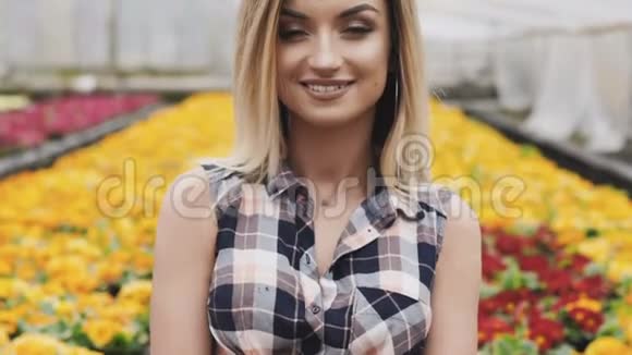 幸福漂亮女孩的肖像在镜头前微笑着展示花盆视频的预览图
