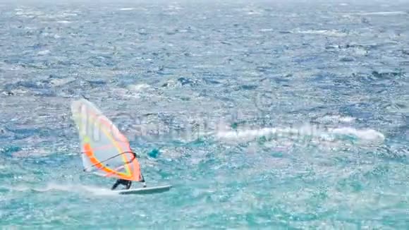 风帆冲浪冠军在蔚蓝的海洋上航行暑假和运动视频的预览图