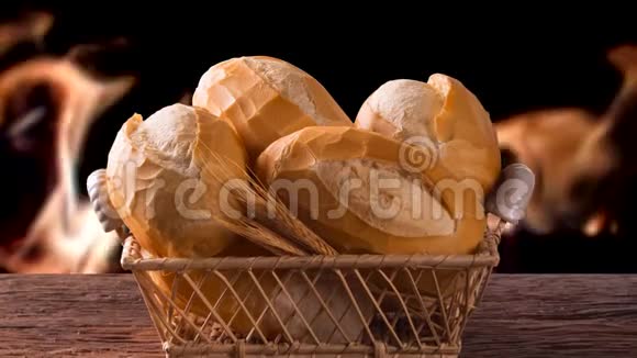 法国面包篮巴西传统面包和黄油带火背景视频的预览图