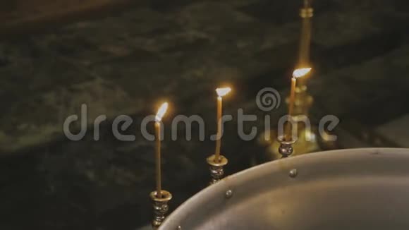 在洗礼前的教堂里视频的预览图