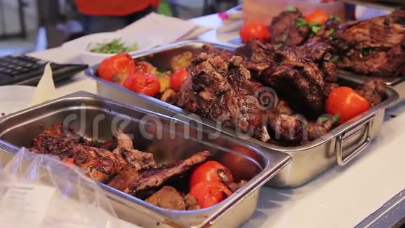 美味的烧烤盒多汁的烤肉露天美食节视频的预览图