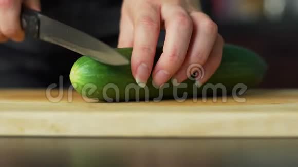 女人在厨房切黄瓜视频的预览图