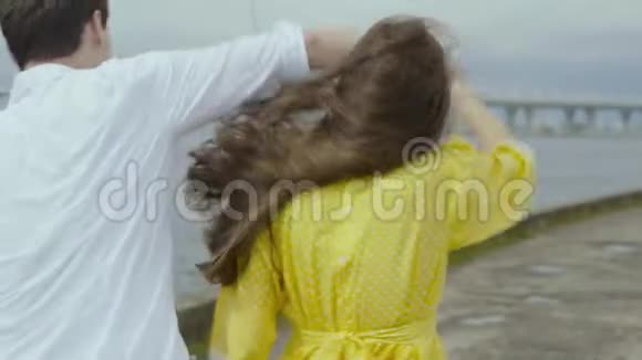 雨天码头上欢乐的女孩和男孩的复古舞蹈视频的预览图