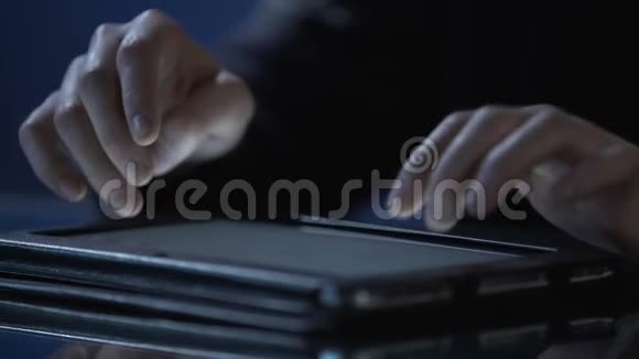 单身男子在线聊天使用平板电脑上的约会服务应用程序双手特写视频的预览图