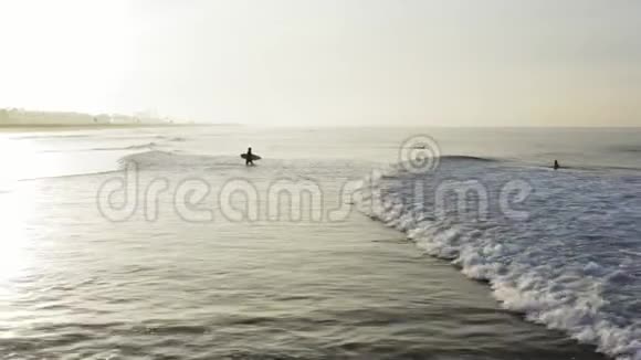 加利福尼亚的冲浪者在黎明水中视频的预览图