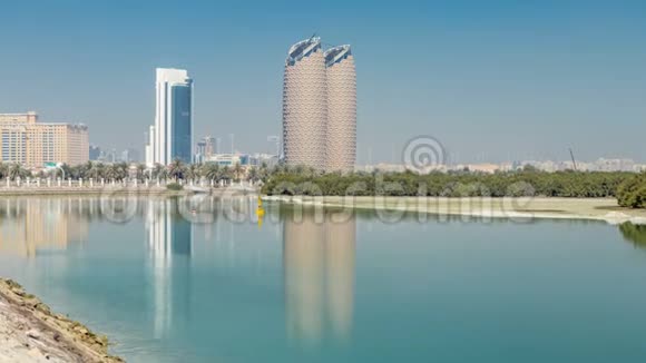 在阿布扎比时间推移与AlBahr塔的摩天大楼天际线阿拉伯联合酋长国视频的预览图