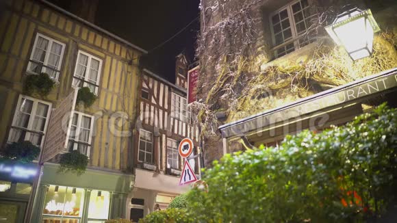 美丽的古建筑矗立在市中心老餐厅晚上视频的预览图