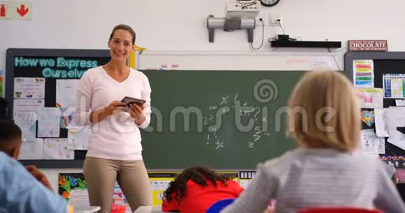 女生在教室举手的后视图视频的预览图