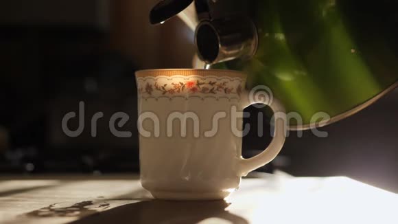 水壶把沸水倒进杯子里慢动作视频的预览图