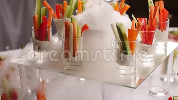 派对上的食物概念美味的开胃菜放在玻璃罐里桌上放着煎冰烟视频的预览图