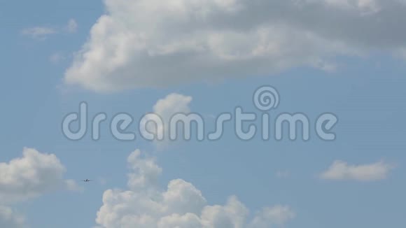 在远处的天空中一架客机接近视频的预览图