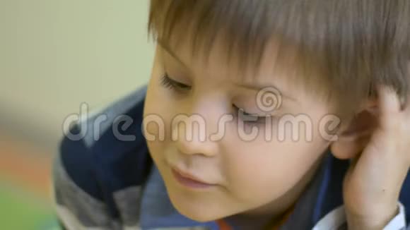 小男孩在特写镜头里玩跳棋视频的预览图
