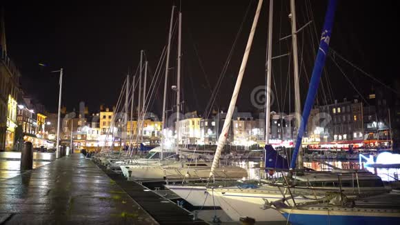 有停泊的游艇和船只的照明港口城市的傍晚时间旅游业视频的预览图